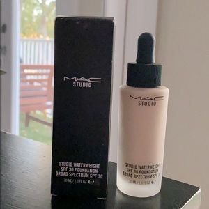 MAC Studio Waterweight Foundation NC20 SPF30
